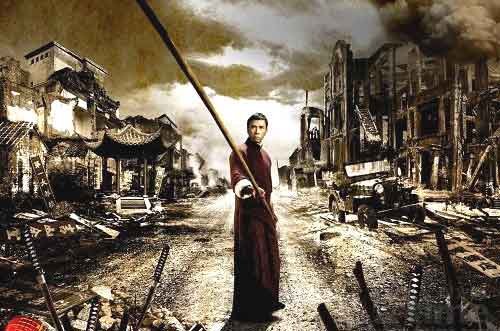 Donnie Yen incarnant Ip Man avec un baton long