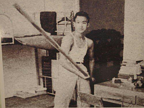 Le jeune Bruce Lee avec un bâon long